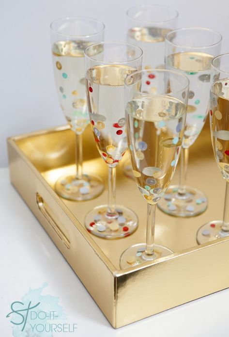 Diy Confetti, Diy Ombre, Painting Glassware, Diy Vintage, Crafty Craft, Champagne Glasses, Champagne Flutes, Eve Parties, Diy Party Decorations