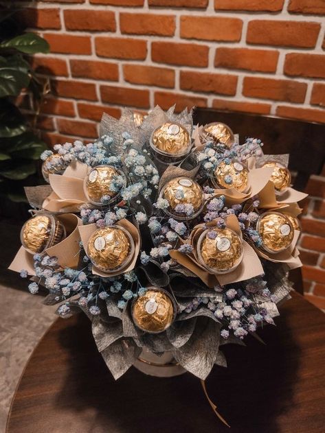 Ferrero Rocher Centerpiece Ideas, Ferror Rocher Gift Ideas, Flowers With Ferrero Rocher, Ferrero Gift Ideas, Candy Bouquet With Flowers, Ferrero Rocher Flower Bouquet, Forero Rocher Bouquet, Ferror Rocher Bouquet, Chocolate Flowers Bouquet Ferrero Rocher