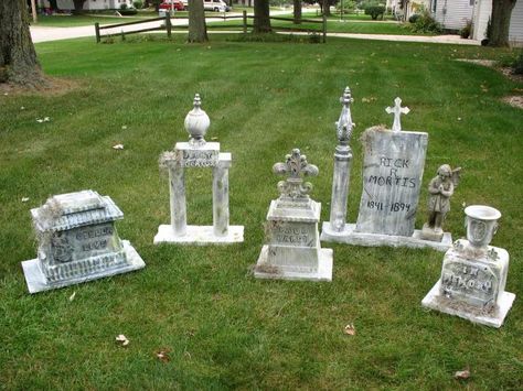 Halloween tombstone ideas diy. I like the styrofoam coolers Halloween Garden Decorations, Halloween Outside, Hallowen Ideas, Halloween Graveyard, Halloween Tombstones, Halloween Garden, Halloween Yard Decorations, Halloween Yard, Theme Halloween