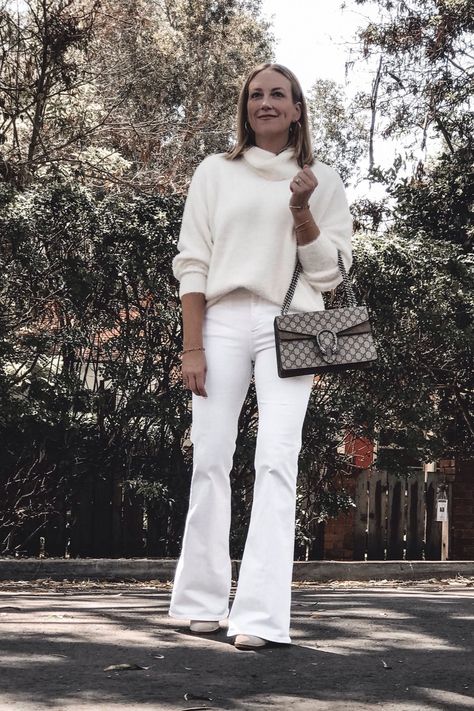 White Flare Jean Outfits, White Flare Jeans Outfit Winter, White Bootcut Jeans Outfit, White Bell Bottoms Outfit, White Flare Jeans Outfit, White Pants Outfit Winter, Outfits With White Jeans, Flare Jeans Outfit Winter, Chucks Outfit