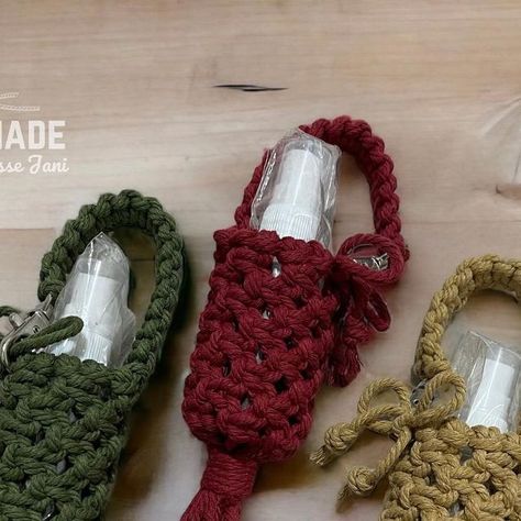 Handmade by Junesse Jani on Instagram: "Handcrafted with care, this macrame hand sanitizer alcohol holder adds a touch of style to safety. Stay chic and protected! 🧴🧵" Macrame Claw Clip Holder, Claw Clip Holder, Macrame Light, Lighter Holder, Lighter Case, Cases Diy, Clip Holder, Diy Holder, Light Holder