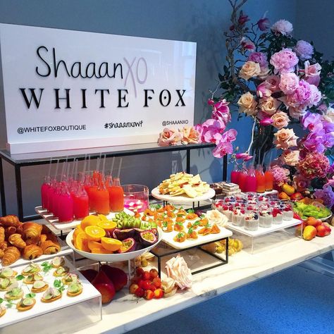 Catering Presentation Ideas, Glazing Table Food Ideas, Table Brunch, Fruit Boards, Beautiful Plating, Friend Party, Event Tables, Catering Display, Vintage Buffet