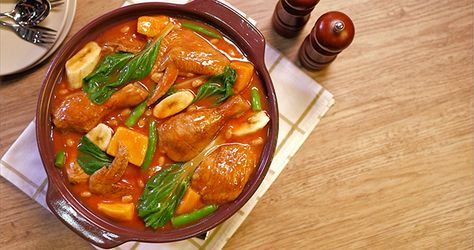 A warm and hearty dish that the whole family will love coming home to. Chicken Pochero Recipe, Philippine Recipes, Chicken Stew Recipe, Spaghetti With Ground Beef, Stew Chicken Recipe, Pork N Beans, Filipino Style, Cook Chicken, Easy Pork