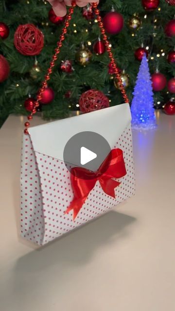 Stu Lux on Instagram: "🎄🎁... Cute wrapping like a VINTAGE PURSE 👜 filled with make up 💄 If you need a slower video ➡️ let me know and  👇type ‘VINTAGE’ in the comments  . #giftwrapping #howto #xmas #christmas #stulux #christmascountdown #countdowntochristmas #christmasgiftideas #giftideas #christmasgifts #christmascountdown #christmasideas #christmaswrappingideas #giftideas" Teddy Gift Wrapping Ideas, Purse Gift Wrapping Ideas, Purse Wrapping Ideas, How To Gift Wrap A Purse, How To Wrap Slippers For Christmas, How To Wrap A Bag As A Gift, Secret Santa Gift Wrapping Ideas, How To Make Gift Bags Out Of Gift Wrap, How To Make A Gift Bag Out Of Wrapping