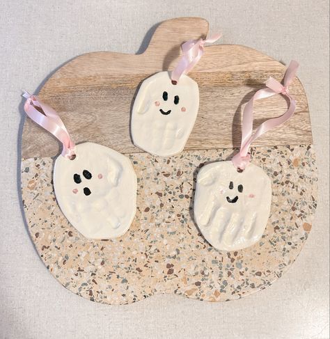 Hand Print Ghost, Handprint Ghost, Clay Handprint, Infant Halloween, Craft Clay, Baby Handprint, Hand Crafts, Halloween Craft, Baby Hands