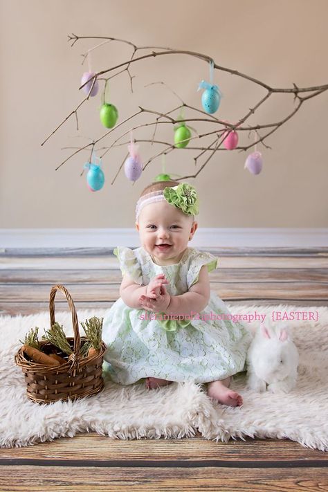 Easter Photos don't have to be complicated. A branch with some eggs hanging from it provides the perfect backdrop! Baby Easter Pictures, Easter Baby Photos, Easter Mini Session, Easter Photoshoot, Easter Photography, Foto Newborn, Easter Backdrops, Photoshoot Backdrops, Seamless Backdrop