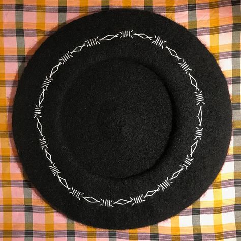 Hand Embroidery Barbed Wire Beret - @bootgirlbek on IG Barbed Wire Cross Stitch, Barb Wire Embroidery, Barbed Wire Stitch, Barbwire Embroidery, Knife Embroidery, Punk Embroidery Ideas, Alt Embroidery, Barbed Wire Embroidery, Punk Embroidery