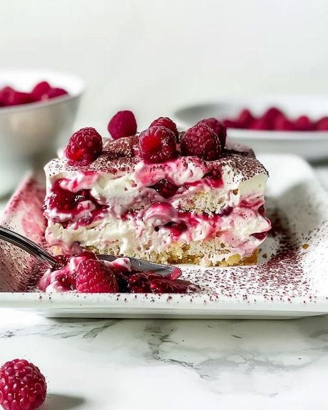 Tarimisu Recipe, Key Lime Pie Cake, Raspberry Recipes Dessert, Berry Tiramisu, Raspberry Tiramisu, Raspberry Puree, Raspberry Desserts, Tiramisu Dessert, Raspberry Recipes