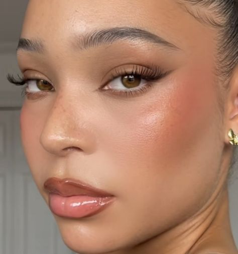 Dewey Light Makeup, Brunch Eye Makeup, Clean Girl Makeup Brown Eyes, Fall Brown Makeup, Peachy Smokey Eye Makeup, Makeup Looks For Tan Skin Tones, Soft Everyday Makeup Black Women, Soft 70s Makeup, Makeup For Honey Brown Eyes