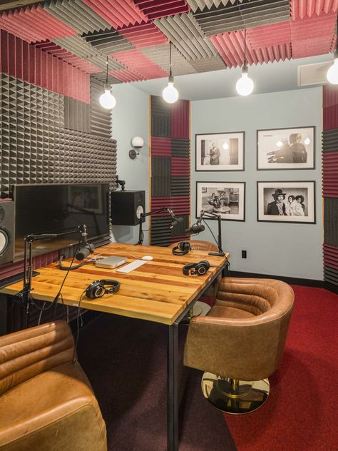 Podcast Studio Small Space, Small Podcast Studio Design Ideas, Podcasting Studio, Set Design Podcast, Podcast Office Setup, Podcast Room Ideas At Home, Podcaster Aesthetic, Interview Podcast Studio, Small Podcast Room Ideas