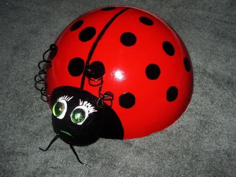 Lady Bug Bowling Ball For My Garden  (cut open an old beach ball to use for shape and fill with concrete) Bowling Ball Ladybug, Garden Upcycle, Bowling Ball Crafts, Bowling Ball Garden, Bowling Ball Yard Art, Bowling Ball Art, Bottle Cap Table, Ladybug Garden, Garden Balls