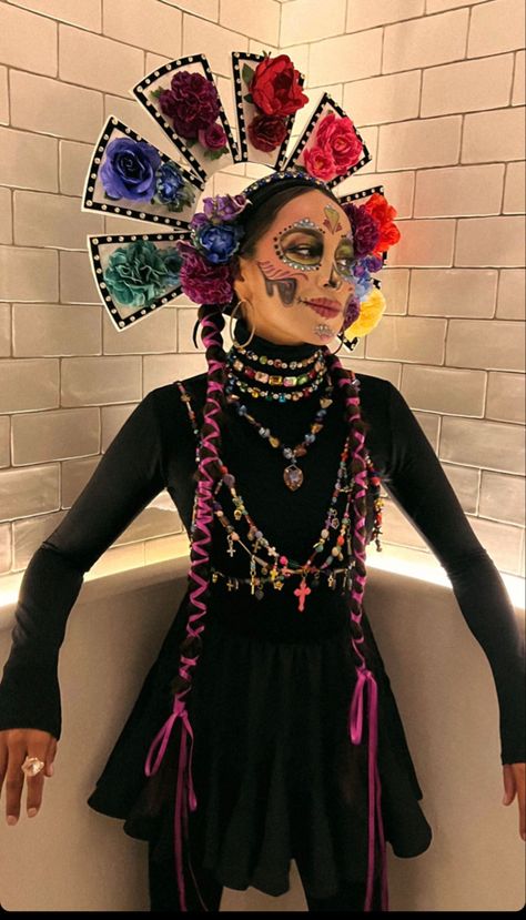 Dia De Muertos Outfit Ideas, Catrina Outfit, Underworld Costume, Halloween Constumes, Catrina Costume, Carnaval Outfit, Headpiece Diy, Creative Costumes, Pink Wig