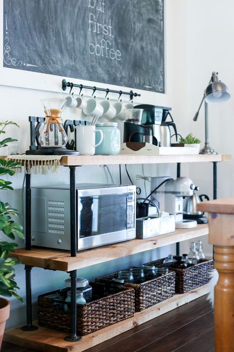 DIY Black Pipe Coffee Bar Station. Don't spend several hundred on a table like this when you can make your own! Organiser Cucina, Diy Coffee Bar, Kabinet Dapur, Home Coffee Stations, First Apartment Decorating, Diy Kitchen Storage, Small Space Kitchen, Small Apartment Decorating, Furniture Couch