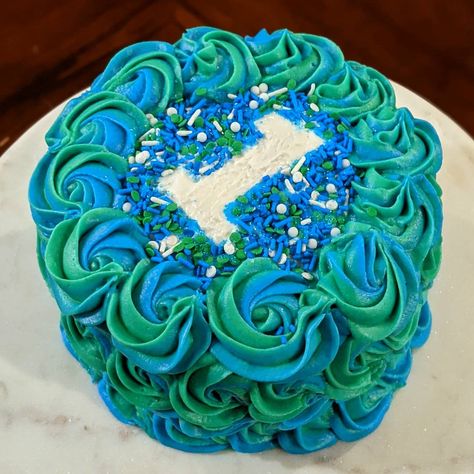 Easy green and blue swirl birthday cake!  #cake #cakedecorating #blueandgreen #sprinkles #firstbirthday #cakebymarisa #cakedesign #cakeideas Blue And Green Cake, One Year Birthday Cake, Green Birthday Cakes, Birthday Cake Cake, 10 Cake, White Birthday Cakes, Dad Birthday Cakes, Green Birthday, Green Cake