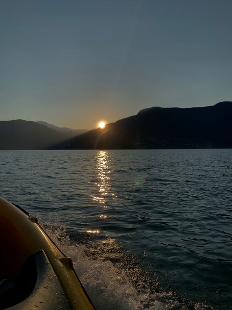 Boat Riding Aesthetic, Boat Rides Aesthetic, Boat Ride Date, Boat Ride Aesthetic, Golden Hour Nature, Girl In Water, Kento Yamazaki, Grand Lake, Boat Ride