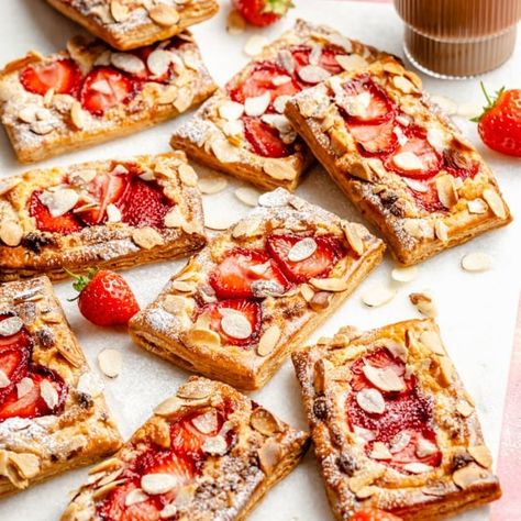 Almond Puff Pastry, Almond Puff, Almond Tarts, Strawberry Puff Pastry, Puff Pastry Tarts, Easy Casseroles, Fresh Strawberry Recipes, Sweet Easy, Puff Pastry Tart