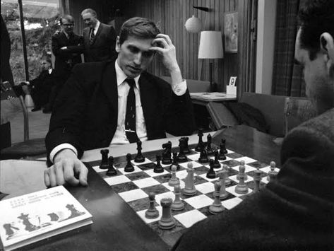 Chess Icon Aesthetic, Chess Photo, Bobby Fisher, Young Al Pacino, King Chess, Bobby Fischer, 1980s Fashion Women, Magnus Carlsen, City Life Photography