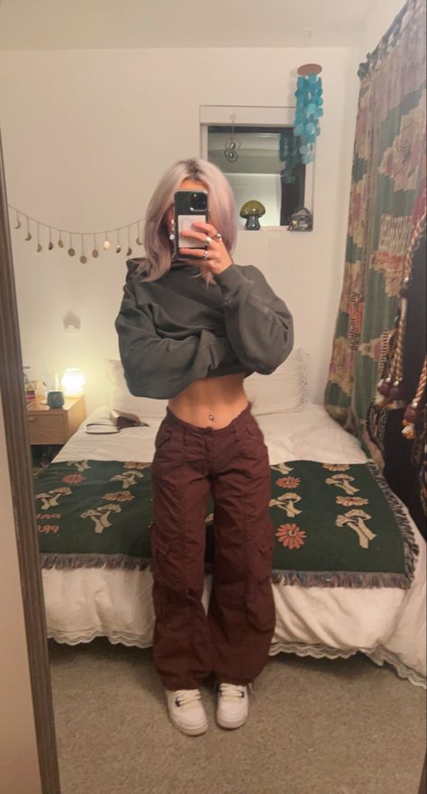 Cute Fit Inspo Winter, Maggiecore Outfits, Cargo Pant Outfit Women, Cute Outfits With Cargos, Cold Outfit Inspo Aesthetic, Cute Outfits To Wear With Cargo Pants, Cargos And Hoodie Outfit, Cargos In Winter, School Outfits Cargo Pants