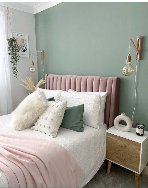 Luxury Bedroom On A Budget, Pink Bedrooms Ideas, Aesthetic Pink Bedroom, Bedroom Aesthetic Pink, Pink Bedroom Aesthetic, Light Green Bedrooms, Mint Green Bedroom, Mint Bedroom, Green Bedroom Walls