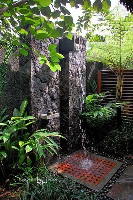 Bali Outdoor, Outside Showers, Taman Air, Outdoor Bathroom Design, Tropical Bathroom, Outdoor Baths, Garden Shower, Outdoor Bath, Outdoor Bathrooms