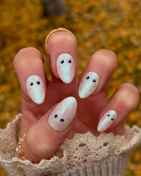 Cute mummy nails! Halloween nails don’t always have to be scary!!! #almondnails #mummynails #chrome#luxurypressonnails #halloweennailart #halloweennails #trendingnailart #crazytopgel Original set by @nailartbyjen Mummy Nails, Cute Mummy, Nails Halloween, Halloween Nail Art, Almond Nails, Halloween Nails, Nail Art, Nails, Halloween