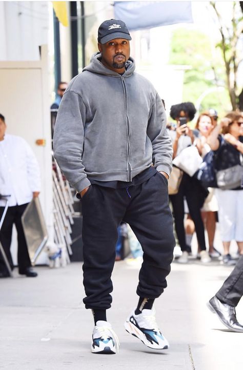 North West Outfits, Hip Hop Look, Yeezy Powerphase, Look Hip Hop, Kanye West Outfits, Kanye Fashion, Kanye Yeezy, Runners Outfit, Kanye West Style