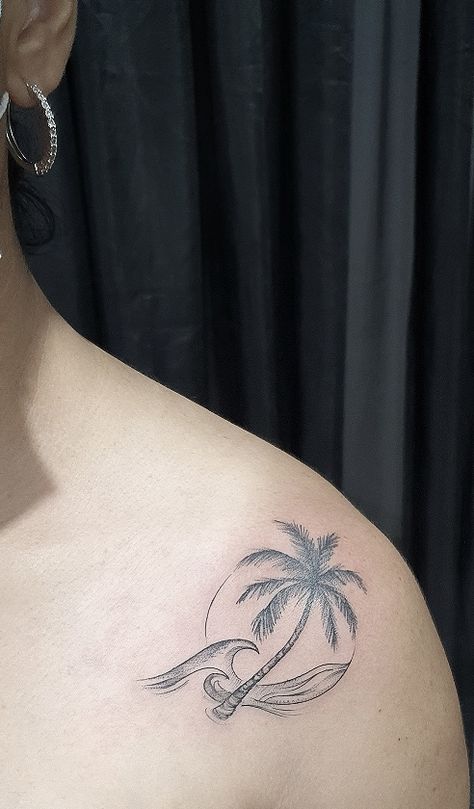 Beach Shoulder Tattoos For Women, Palm Tree Shoulder Tattoo, Mauritius Tattoo Ideas, Palm Trees Tattoo Design, Mauritius Tattoo, Horizontal Tattoos For Women, Beach Themed Tattoos For Women, Traveler Tattoos, Fl Tattoo