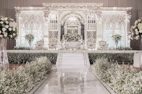 Wedding Decorations Ballroom, Dekorasi Wedding Indoor, Wedding Decorations Indoor Elegant, Wedding Bench, Dekorasi Wedding, Indoor Wedding Decorations, Nikah Decor, Reception Stage Decor, White Wedding Decorations