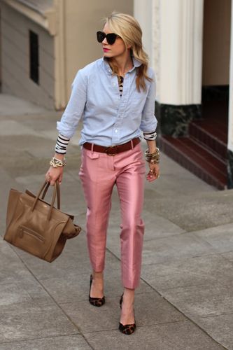 Striped top layered with an oxford shirt and pink trousers. Preppy and lovely. Office Woman Outfits, Mode Prints, Walking Down The Street, Metallic Pants, Moda Chic, Women Outfit, Outfit Women, Shopping Ideas, Pink Pants