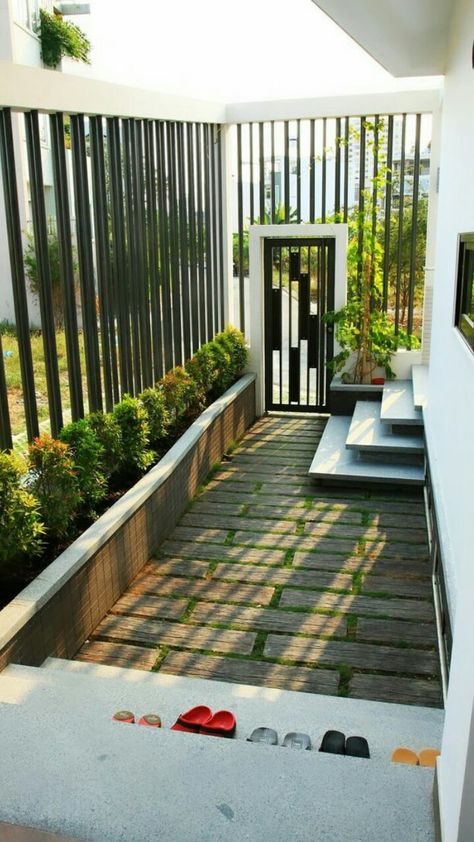 Side Walk, Indian Home Design, Courtyard Design, Indian Home Interior, Kerala House Design, Minimal House Design, House Front Design, Courtyard House, Balcony Design