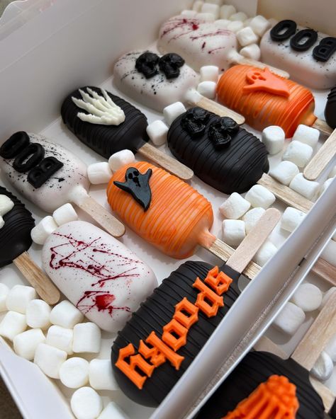 I am now booking for October! Feel free to send me all your Halloween inspo! 👻🎃 #halloween#halloweenparty#october#spookyseason#partyideas#halloween🎃#baker#treatmaker#blogger#food#desserttable#cakesicles#chocolate#chocolatedipped#halloweenideas#hanford Halloween Cake Sicles, Halloween Cake Popsicles, Spooky Cakesicles, Halloween Cake Pucks, Halloween Bakery Ideas, Halloween Cakesicles Ideas, Halloween Chocolate Covered Treats, Cakesicles Chocolate, Halloween Chocolate Treats