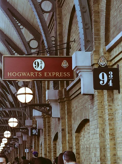 Universal Studios #Harrypotter Universal Studios Aesthetic, Universal Studios Hogwarts, Hogwarts Universal Studios, Universal Studios Orlando Harry Potter, Universal Wallpaper, Hardy Potter, Harry Potter Train, Harry Potter Scrapbook, Train Wallpaper