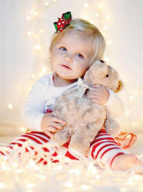 Baby Toddler Christmas Picture Ideas Toddler Christmas Pictures, Toddler Christmas Photos, Christmas Light Photography, Diy Christmas Photoshoot, Christmas Lights Background, Christmas Baby Pictures, Baby Christmas Photos, Baby Fotografie, Xmas Pictures