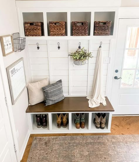 Farmhouse Mud Room, Mudroom Entry, Entryway Inspo, Small Mudroom Ideas, Mudroom Cubbies, Mudroom Remodel, Farmhouse Mudroom, Diy Entryway Bench, Mudroom Makeover