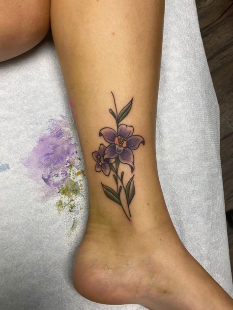 #daffodil #tattoo #tattooideas #tattooart #tattoosforwomen #tattooideasformen #tattoodesign #purple #flowertattoos Purple Daffodil Tattoo, Hidden Name Tattoo, Tattoo Daffodil, Daffodil Tattoo, Tattoo Time, Turtle Tattoo, Purple Daisy, Bee Tattoo, Tattoo Cover-up