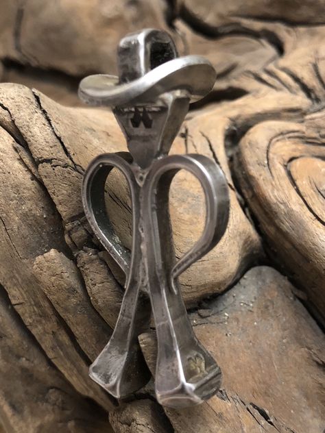 Horseshoe Nail Art Ideas, Welded Keychain, Horse Shoe Nail Art, Horseshoe Nail Art, Western Keychain, Railroad Spike Art, Horse Nails, Horse Shoe Nails, Horseshoe Crafts Projects