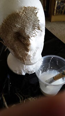 How To Make a Cheap and Scary Scarecrow Head Diy Halloween Masks, Strašidelný Halloween, Scary Scarecrow, Cheap Diy Halloween Decorations, Scary Halloween Decorations Diy, Halloween Props Diy, Casa Halloween, Halloween Scarecrow, Creepy Halloween Decorations