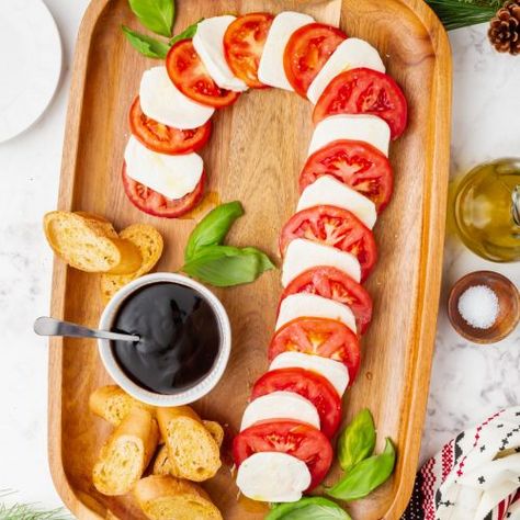 Christmas Tree Veggie Tray, Christmas Dinner Dishes, Mozzarella Appetizers, Best Christmas Appetizers, Ensalada Caprese, Sliced Tomatoes, Mozzarella Salad, Christmas Recipes Appetizers, Tomato Mozzarella