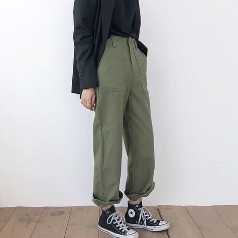 Earthy Clothes, Converse Outfits, Black Converse, Outfits With Converse, Looks Street Style, Converse Sneakers, Green Pants, 가을 패션, Black Blazer