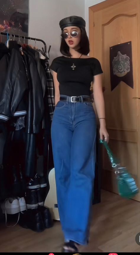 90s Blue Jeans Outfit, Translucent Top Outfit, 90 Vintage Outfits, 90 Fall Outfits, Alternative Jeans Outfit, Outfit Ideas For Short Women Casual, Plus Size Emo Outfits Summer, Blue Jeans Grunge Outfit, 90s Asthetics Outfit