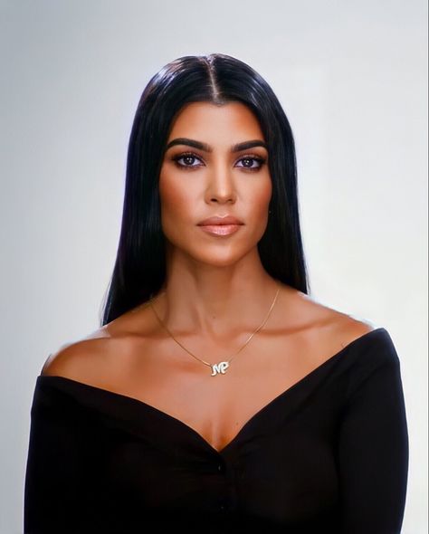 Kourtney Barker, Kourtney Kardashian Makeup, Facial Shapes, Kardashian Makeup, Kim Kardashian Hair, Kourtney Kardashian Style, Kyle Jenner, Keeping Up With The Kardashians, Soft Makeup