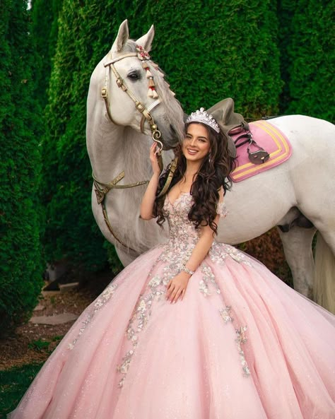 Light Blue Quinceanera Ideas, Peach Quinceanera Dresses, Quinceañera Photoshoot Ideas, Quince Photoshoot Ideas, Quinceanera Dances, Quince Pictures, Sweet 16 Pictures, Quinceanera Pictures, Xv Dresses