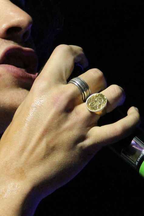 H Harry Styles Peace Ring, Harry Styles 2010, Harry Styles Suits, Harry Styles Rings, Harry Styles Hands, Harry Styles Shirtless, Harry Outfits, Harry Styles Drawing, Peace Ring