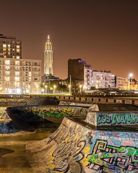 Skate Park At Night Aesthetic, Skatepark Aesthetic Night, Skatepark At Night, Skate Park Night, Skatepark Background, Graffiti Skatepark, High Company, Skate Boy, Skateboard Aesthetic