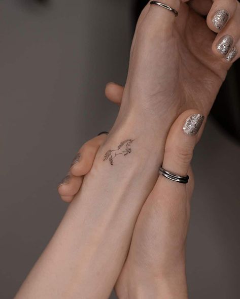 Small Horse Tattoo, Tattoos On Wrist, Horse Tattoos, Kpop Tattoos, Unique Wrist Tattoos, Horse Tattoo Design, Cowgirl Tattoos, Small Girly Tattoos, Hand And Finger Tattoos