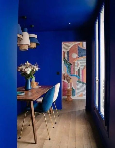 Déco bleu Klein : nos coups de coeur Colorful Apartment, Eclectic Interior Design, Yves Klein, Blue Rooms, Blue Interior, Eclectic Interior, Interior Trend, Blue House, Blue Walls