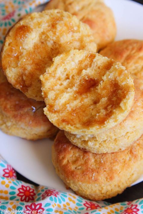 Cornmeal Biscuits Recipe, Cornmeal Biscuits, Chocolate Brownie Cake, Biscuit Bread, Tea Biscuits, Interesting Recipes, English Muffins, Buttermilk Biscuits, Whole Grain Bread