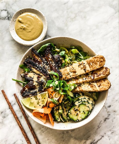 Miso Tempeh + Crispy Mushroom Bowl - Liv Kaplan | Healthy Recipes Miso Mushroom Bowl, Tempeh Bowl Recipe, Vegetarian Miso Recipes, Mushroom Tempeh, Miso Tempeh, Vegan Tempeh Recipes, Tempeh Bowl, Okinawa Diet, Mushroom Bowl