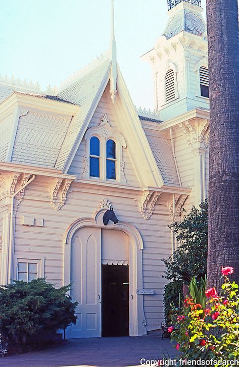 Arches Architecture, Carriage House Garage, House Photo, Victorian Mansions, Victorian Architecture, Craftsman Bungalows, Carriage House, Historical Architecture, Types Of Houses