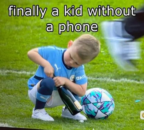 Football Players Funny, Funny Soccer Pictures, Ronnie Foden, Funny Football Pictures, Athlete Quotes, League Memes, Funny Sports Pictures, Random Funny Things, Soccer Memes